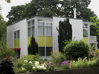 905449 Gezicht op de door architect-meubelmaker Gerrit Rietveld (1888-1964) ontworpen villa Breitnerlaan 11 te Utrecht.